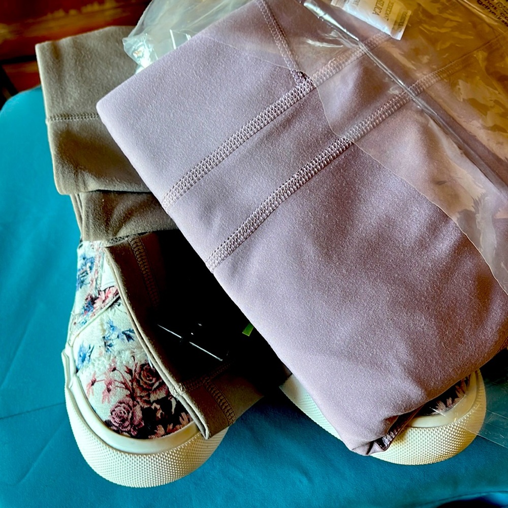 Boutique Leggings! never worn! Just out of package! Not even modeled! 😄